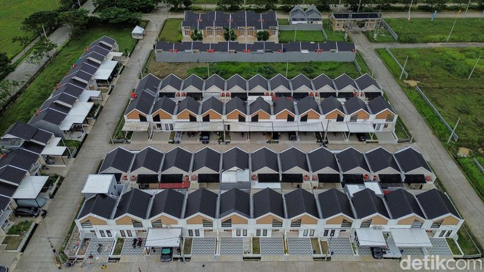 Pekerja menyelesaikan pekerjaan di Perumahan Wonderful Cikarang City, Bekasi, Selasa (24/2/2026).  Pertumbuhan kawasan industri di Cikarang, Kabupaten Bekasi, terus memicu lonjakan kebutuhan hunian. Ribuan pekerja dari berbagai daerah datang setiap tahun untuk bekerja di sejumlah pabrik yang tersebar di kawasan industri terbesar di Asia Tenggara.