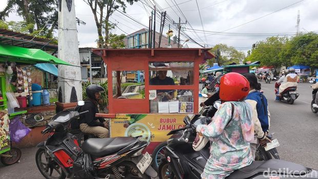 Lapak jamu coro di Jalan Bhayangkara, Bintoro, Kecamatan Demak, Kabupaten Demak, diserbu pembeli pada Selasa (24/2/2026). Lapak jamu coro di Jalan Bhayangkara, Bintoro, Kecamatan Demak, Kabupaten Demak, diserbu pembeli pada Selasa (24/2/2026).