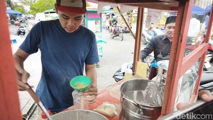 Lapak jamu coro di Jalan Bhayangkara, Bintoro, Kecamatan Demak, Kabupaten Demak, diserbu pembeli pada Selasa (24/2/2026).
