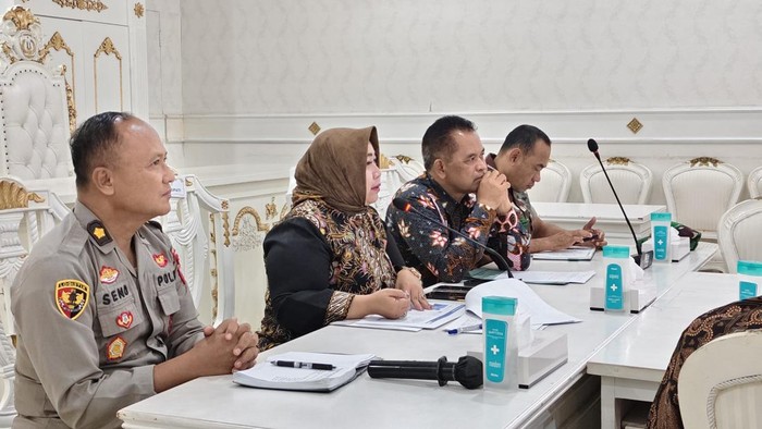 Lisdyarita saat memimpin rapat di Ponorogo