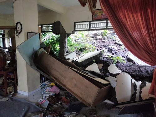 Longsor yang mengenai perpustakaan SD Sathya Sai di Denpasar Utara, Selasa (24/2/2026). Dok: Polresta Denpasar