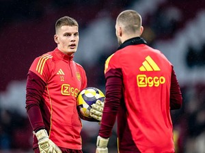 Kiper Muda Ajax Cemburu dengan Maarten Paes?