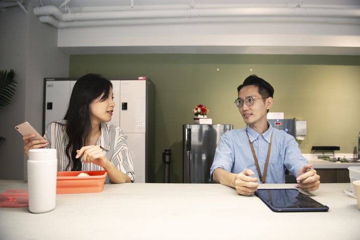 makan di kantor. Ilustrasi makan di kantor.