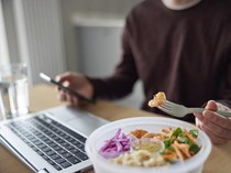 Sering Makan Terburu-buru? Coba 4 Cara Ini agar Lebih Perlahan