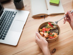 Makan di Meja Kantor Saat Ramadan, Ibu Hamil Ini Dinyiyiri Rekan Kerja