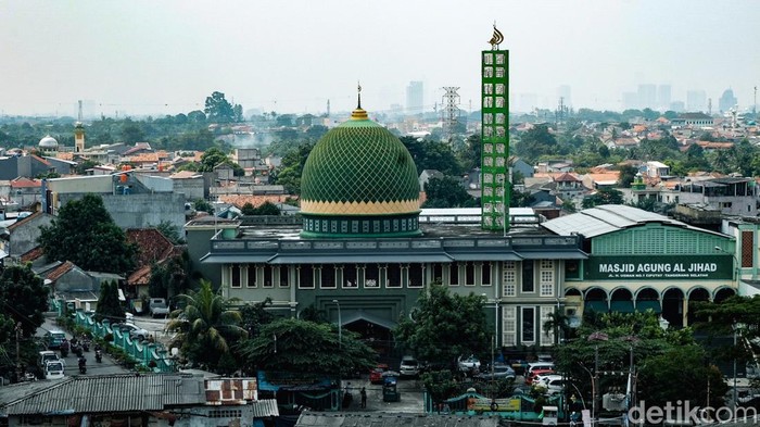 Masjid tertua di Kota Tangsel itu berada di sisi pasar Ciputat, berhadapan dengan Markas Koramil dan GOR Ciputat. Bangunannya terdiri atas 2 lantai, dan mampu menampung hingga sekitar 1.500 jamaah.