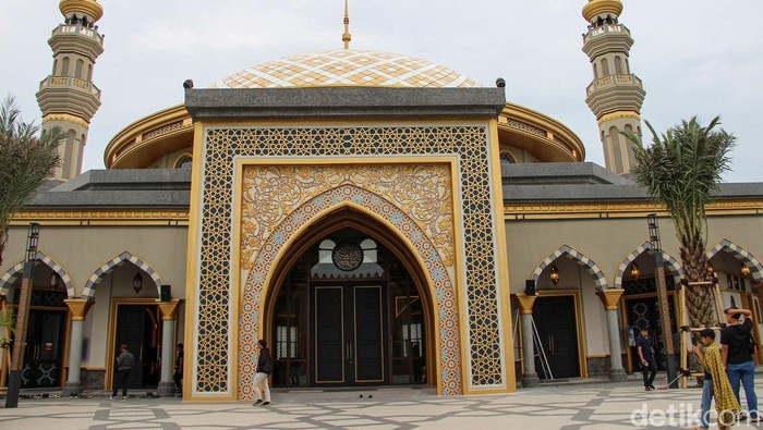 Indahnya Masjid Sultan yang Berdiri di Atas Pulau Buatan