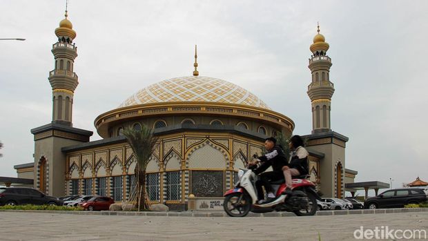 Masjid Al Ikhlas hadir sebagai penyejuk rohani di kawasan Riverwalk Island, Pantai Indah Kapuk 2 (PIK 2). Di tengah geliat pembangunan dan aktivitas kawasan modern, masjid ini menjadi tempat berlabuh bagi warga yang mencari ketenangan untuk beribadah.
