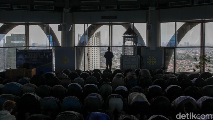 Sejumlah warga melaksanakan ibadah di Masjid Ar-Rahim yang berada di lantai 27 Menara 165, Jakarta Selatan, Selasa (24/2/2026), dengan latar panorama gedung pencakar langit.