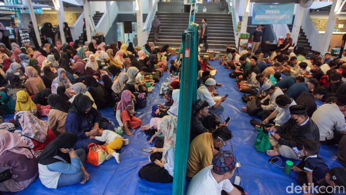 Suasana warga saat menanti buka puasa bersama di Masjid Raya Bintaro Jaya, Tangerang Selatan, Selasa (24/2/2026).