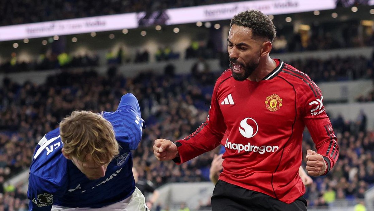 Matheus Cunha (kanan) di laga Everton vs Man Utd. (Foto: Getty Images/Michael Regan)
