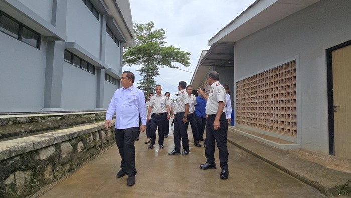 Menteri Imigrasi Agus Andrianto melakukan sidak ke Lapas Terbuka Kelas II Ciangir, Banten. (Audrey/detikcom)