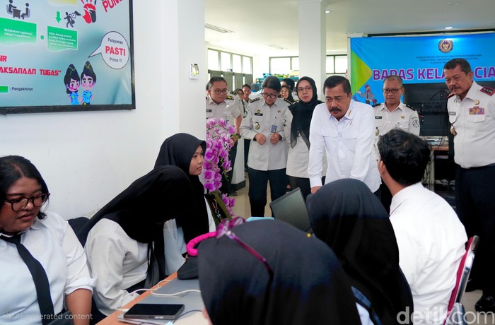 Menteri Imigrasi dan Pemasyarakatan (Imipas) Agus Andrianto menyapa pegawai magang Bapas Kelas II Ciangir. (Audrey/detikcom)