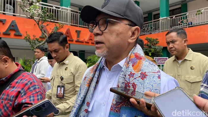 Menteri Koordinator Bidang Pangan Zulkifli Hasan tinjau program MBG di Kota Malang