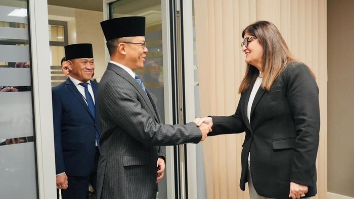 Menteri Luar Negeri RI Sugiono melakukan pertemuan bilateral dengan Menteri Luar Negeri dan Ekspatriat Palestina Varsen Aghabekian Shahin, di sela-sela High-Level Segment Sidang ke-61 Dewan HAM PBB di Jenewa, Swiss (23/2). (dok Kemlu RI)