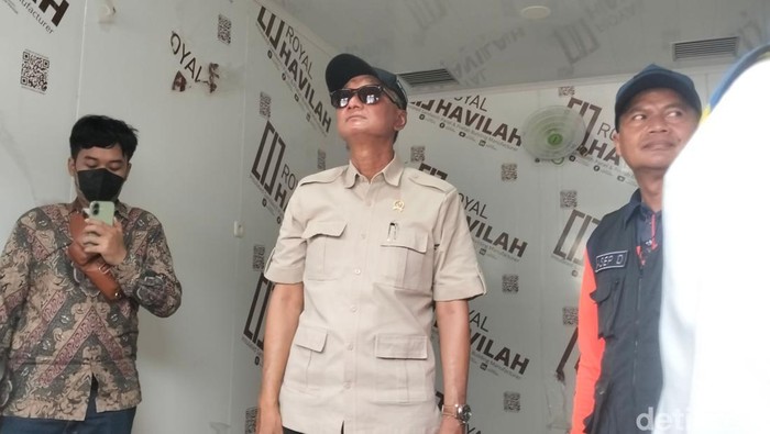 Menteri PU Dody Hanggodo meninjau hunian sementara di Aceh Utara. (Agus Setyadi/detikSumut)