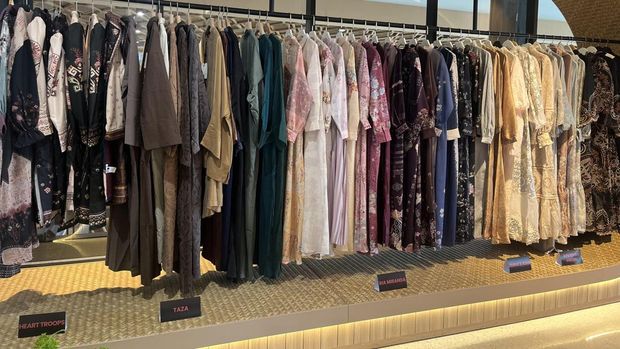 Modest Luxe 2026 hadir di Sarinah! Temukan kurasi eksklusif 25 brand premium seperti Nagita Slavina, Kami., RiaMiranda, Parte, Jenna & Kaia, hingga Dama Kara untuk koleksi Ramadan dan Raya yang elegan di sini di Lantai 2 Sarinah, Jakarta Pusat, muli dari 18 Februari hingga 31 Maret 2026. =