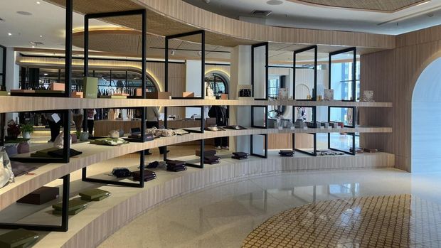 Modest Luxe 2026 hadir di Sarinah! Temukan kurasi eksklusif 25 brand premium seperti Nagita Slavina, Kami., RiaMiranda, Parte, Jenna & Kaia, hingga Dama Kara untuk koleksi Ramadan dan Raya yang elegan di sini di Lantai 2 Sarinah, Jakarta Pusat, muli dari 18 Februari hingga 31 Maret 2026. =