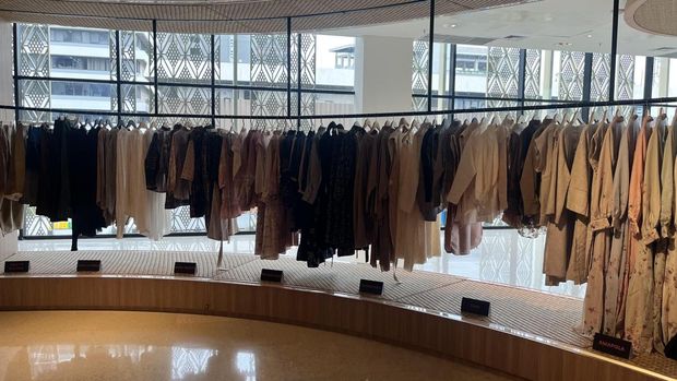 Modest Luxe 2026 hadir di Sarinah! Temukan kurasi eksklusif 25 brand premium seperti Nagita Slavina, Kami., RiaMiranda, Parte, Jenna & Kaia, hingga Dama Kara untuk koleksi Ramadan dan Raya yang elegan di sini di Lantai 2 Sarinah, Jakarta Pusat, muli dari 18 Februari hingga 31 Maret 2026. =