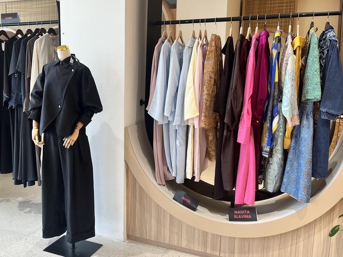 Modest Luxe 2026 hadir di Sarinah! Temukan kurasi eksklusif 25 brand premium seperti Nagita Slavina, Kami., RiaMiranda, Parte, Jenna & Kaia, hingga Dama Kara untuk koleksi Ramadan dan Raya yang elegan di sini di Lantai 2 Sarinah, Jakarta Pusat, muli dari 18 Februari hingga 31 Maret 2026. =