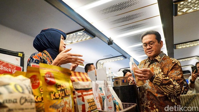 Menteri Perdagangan Budi Santoso bersama Menteri Perhubungan Dudy Purwagandhi tiba di Stasiun Gambir, Jakarta Pusat, Selasa (24/2/2026).