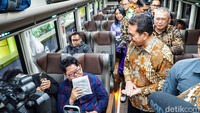 Selain meninjau produk, Budi Santoso dan Dudy Purwagandhi turut menyapa penumpang kereta api yang berada di dalam gerbong.
