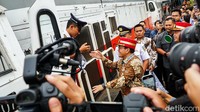 Menteri Perdagangan Budi Santoso juga menyapa masinis yang tengah bertugas. Ia mengulurkan tangan ke arah masinis yang berdiri di pintu lokomotif.