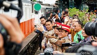 Dalam kesempatan tersebut, Menteri Perdagangan Budi Santoso menunjukkan papan sinyal hijau atau Semboyan 40 saat rangkaian kereta siap diberangkatkan. Tanda itu menandakan perjalanan aman dan kereta diperbolehkan melaju meninggalkan Stasiun Gambir.