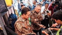 Menteri Perdagangan Budi Santoso bersama Menteri Perhubungan Dudy Purwagandhi tiba di Stasiun Gambir, Jakarta Pusat, Selasa (24/2/2026). 