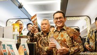 Kedua menteri melihat langsung berbagai produk UMKM yang dijual di Gerbong Restorasi kereta api.