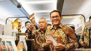 Momen Mendag dan Menhub Tinjau UMKM di Stasiun Gambir