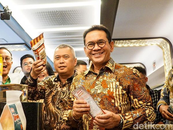 Momen Mendag dan Menhub Tinjau UMKM di Stasiun Gambir