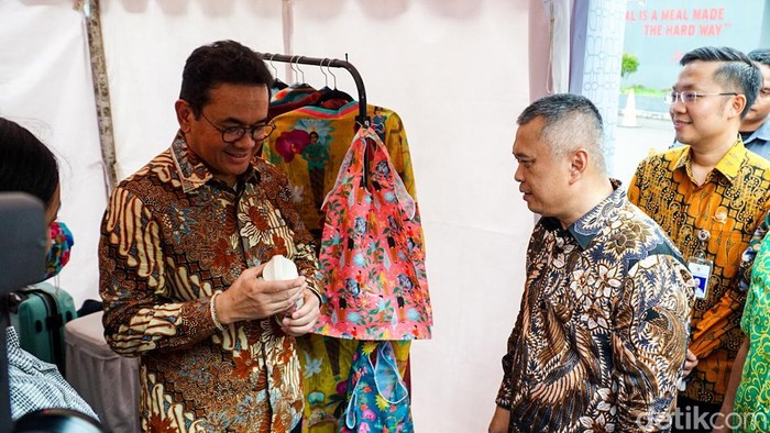 Menteri Perdagangan Budi Santoso bersama Menteri Perhubungan Dudy Purwagandhi tiba di Stasiun Gambir, Jakarta Pusat, Selasa (24/2/2026).