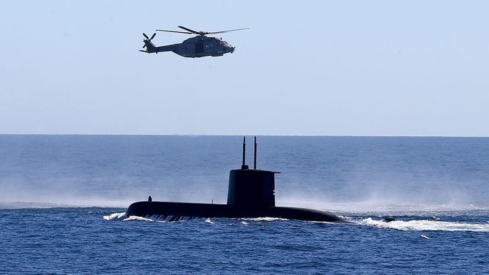 SICILY, ITALY - FEBRUARY 23: Frigate Spartaco Schergat, AW101 helicopter and submarine Venuti from the Italian Navy take part in the 'Dynamic Manta 2026 (DYMA 26)' exercise, organized by NATO to enhance cooperation and training levels among allied countries in anti-submarine warfare, in Sicily Italy on February 23, 2026. The exercise, involving 10 allied countries including Turkiye, Italy, Spain, Greece, Portugal, Germany, the United Kingdom, Canada, France, and the United States began in the morning as ships and submarines departed from Port of Catania on Sicily. (Photo by Baris Seckin/Anadolu via Getty Images)