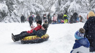 New York Diguyur Salju Lebat, Central Park Jadi Arena Bermain