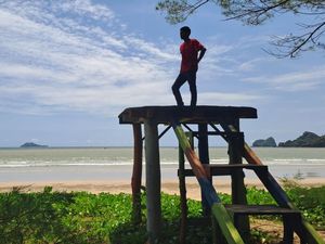 Ngabuburit Sambil Nikmati Senja di Pantai Eksotis Banyuwangi