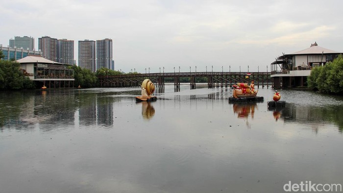 Beragam ruang terbuka dan kawasan rekreasi di Pantai Indah Kapuk 2 menjadi pilihan warga untuk menghabiskan waktu ngabuburit pada Selasa (24/2/2026).