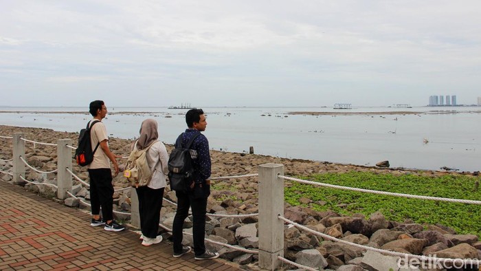 Beragam ruang terbuka dan kawasan rekreasi di Pantai Indah Kapuk 2 menjadi pilihan warga untuk menghabiskan waktu ngabuburit pada Selasa (24/2/2026).