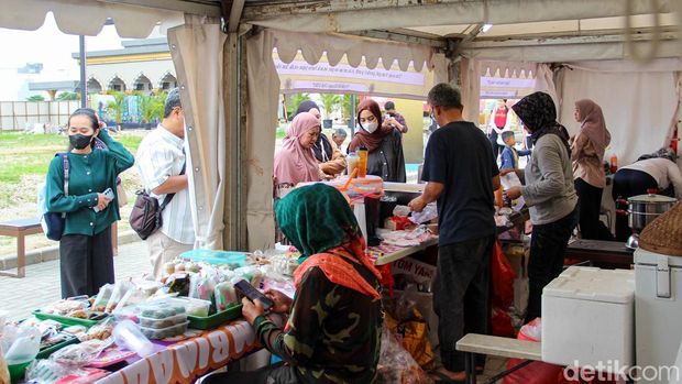 Beragam ruang terbuka dan kawasan rekreasi di Pantai Indah Kapuk 2 menjadi pilihan warga untuk menghabiskan waktu ngabuburit pada Selasa (24/2/2026).