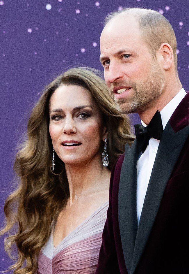 Untuk aksesori, Kate mengenakan gelang Queen Mary’s Art Deco Choker Bracelet serta anting chandelier Greville Diamond rancangan Cartier. Foto: WireImage/Samir Hussein
