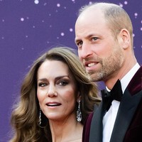 Untuk aksesori, Kate mengenakan gelang Queen Mary’s Art Deco Choker Bracelet serta anting chandelier Greville Diamond rancangan Cartier. Foto: WireImage/Samir Hussein