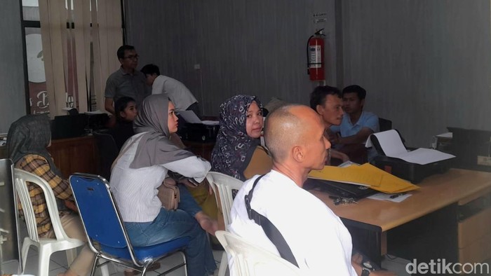 Para korban dugaan penipuan agensi travel umrah di Lubuklinggau melapor ke polisi