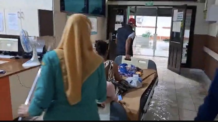 Pasien RSUD Lasinrang Pinrang dievakuasi imbas banjir.