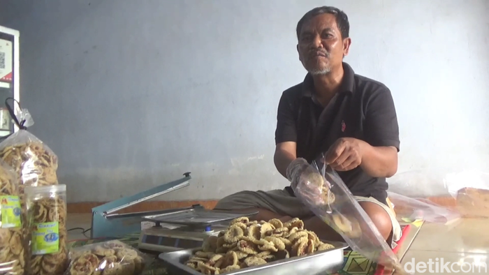 Pembuatan rempeyek koin di Tulungagung