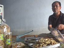 Omzet Perajin Rempeyek Koin Tulungagung Naik 400 Persen Saat Ramadan