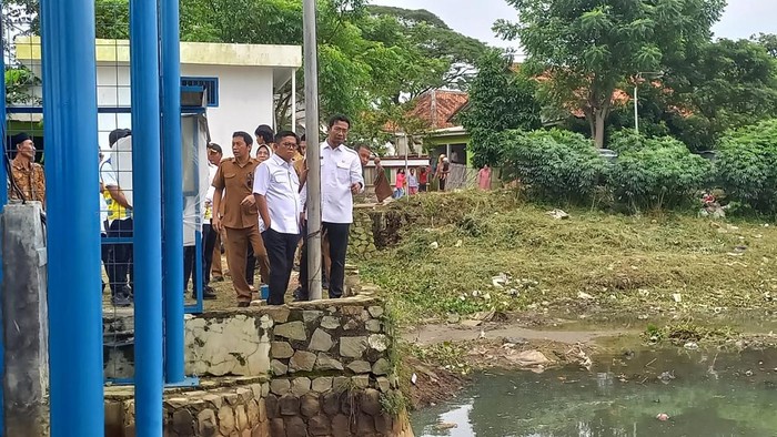 Pemprov Banten memasang pintu otomatis di Bendung Sarakan, Sungai Cirarab, Kabupaten Tangerang,  Selasa (24/2/2026).