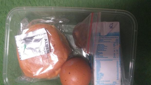 Penampakan menu MBG berisi obat cacing yang dibagikan untuk siswa SD di Parepare saat Ramadan. Penampakan menu MBG berisi obat cacing yang dibagikan untuk siswa SD di Parepare saat Ramadan.
