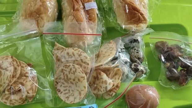 Penampakan menu MBG yang disalurkan saat Ramadan di Bone. Penampakan menu MBG yang disalurkan saat Ramadan di Bone.