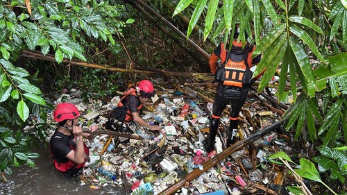 Tim SAR Mataram melakukan pencarian balita diduga terseret air saat mandi hujan, Selasa (24/2/2026). (Dok. SAR Mataram).