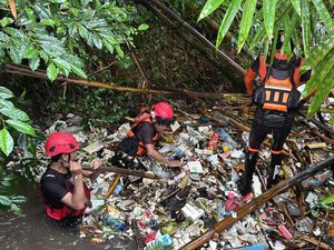 Balita Lombok Timur Hanyut di Selokan Saat Main Hujan